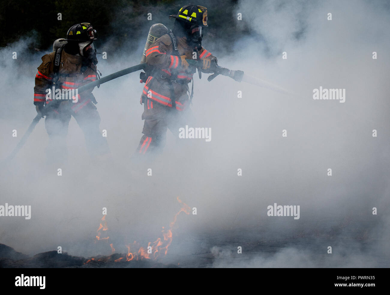 96Ala Test vigili del fuoco incendi di battaglia intorno a una simulazione di elicottero incidente durante un incidente di massa esercizio ottobre 3 a Eglin Air Force Base, Fla. Sistema comunitario di esercitare nel profondo della gamma Eglin compresi 96TW primi responder, 6 Ranger del battaglione di Formazione personale, Okala County primi responder tra gli altri. L'esercizio di valutazione azioni Ranger e la base e le risposte locali sia per la caduta di un fulmine e elicottero incidente. (U.S. Air Force foto/Samuel King Jr.) Foto Stock