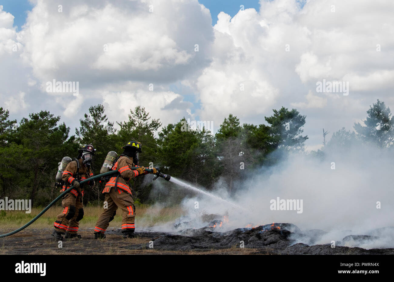 96Ala Test vigili del fuoco incendi di battaglia intorno a una simulazione di elicottero incidente durante un incidente di massa esercizio ottobre 3 a Eglin Air Force Base, Fla. Sistema comunitario di esercitare nel profondo della gamma Eglin compresi 96TW primi responder, 6 Ranger del battaglione di Formazione personale, Okala County primi responder tra gli altri. L'esercizio di valutazione azioni Ranger e la base e le risposte locali sia per la caduta di un fulmine e elicottero incidente. (U.S. Air Force foto/Samuel King Jr.) Foto Stock