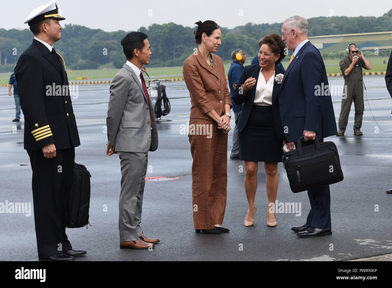 Stati Uniti Il Segretario della Difesa James N. Mattis arriva a Singapore in anticipo di un ASEAN ministri della difesa dell' incontro-plus, Ott. 17, 2018. (DOD foto di Lisa Ferdinando) Foto Stock