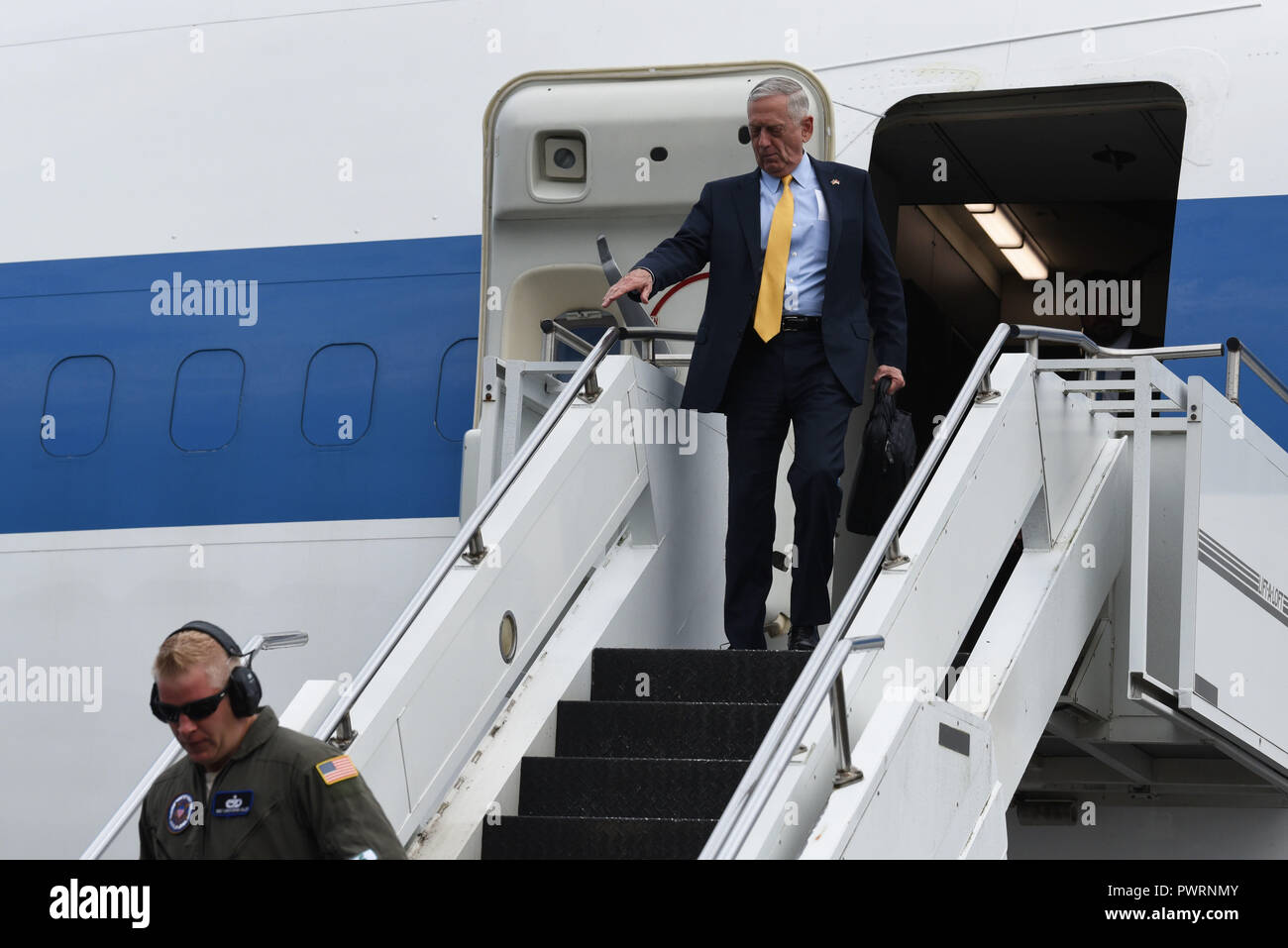 Stati Uniti Il Segretario della Difesa James N. Mattis arriva a Singapore in anticipo di un ASEAN ministri della difesa dell' incontro-plus, Ott. 17, 2018. (DOD foto di Lisa Ferdinando) Foto Stock