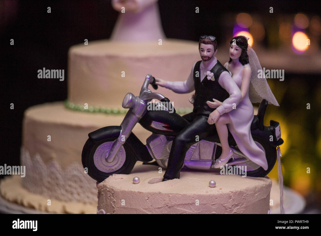Bella torta di nozze con motivo del matrimonio motociclisti Foto Stock