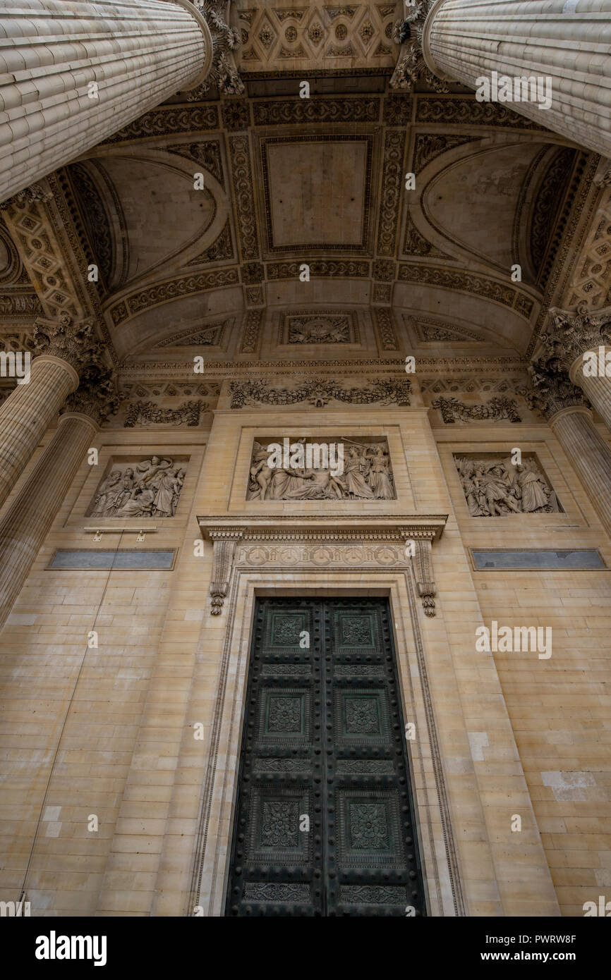 Ornati porta di Parigi al Pantheon - migliaia di porte e cancelli adornano edifici di Parigi. Alcuni dei migliori sono su uffici governativi, cattedrali e chu Foto Stock
