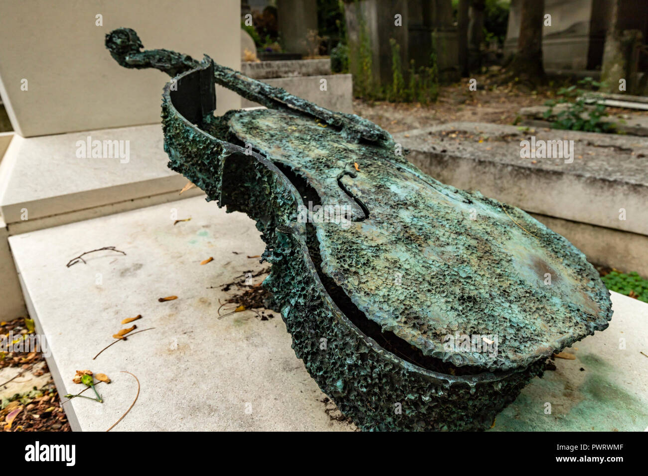 Cimitero di Pere Lachaise è il più grande cimitero di Parigi ed è notevole per il luogo del riposo finale per molte celebrità, artisti, scrittori e luminari Foto Stock