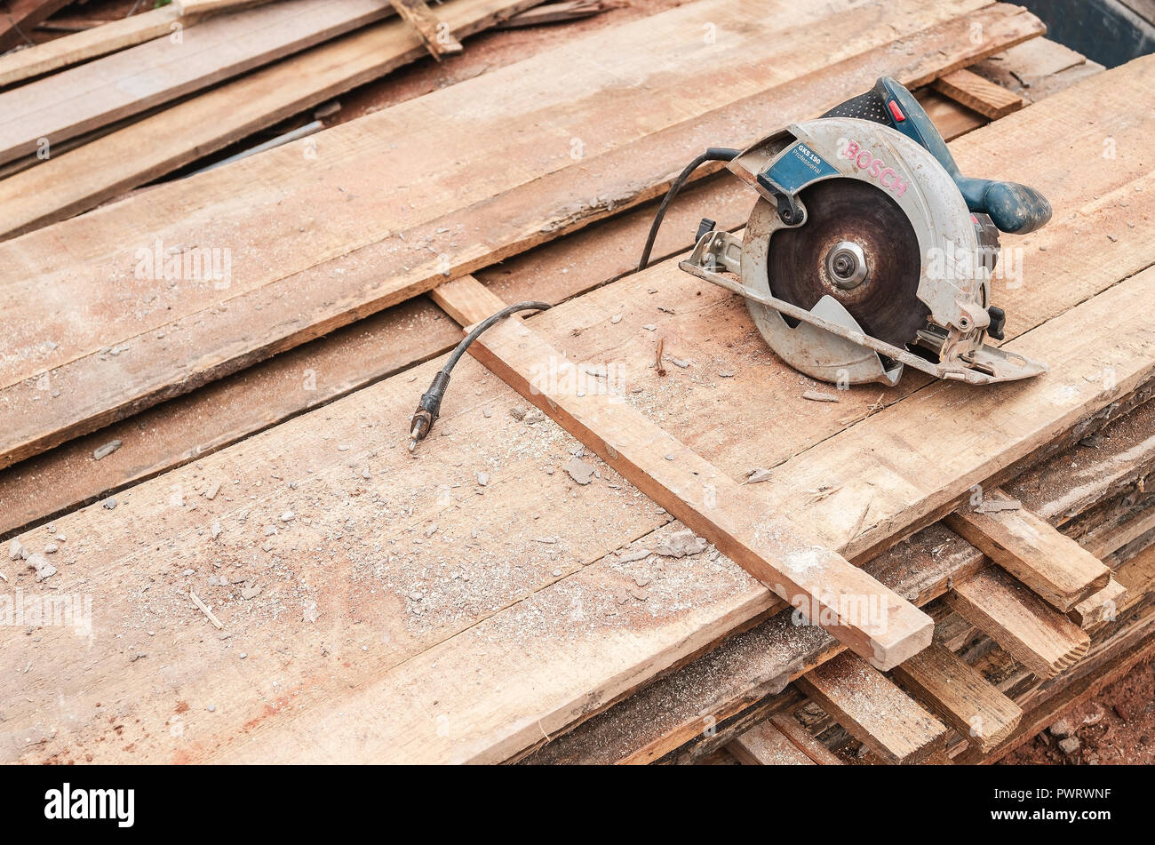 Brasile - 11 Ottobre 2018: Editoriale illustrativa di una sega circolare Bosch GKS 190 Professional su un palo di tavole di legno. Strumento di costruzione. Foto Stock