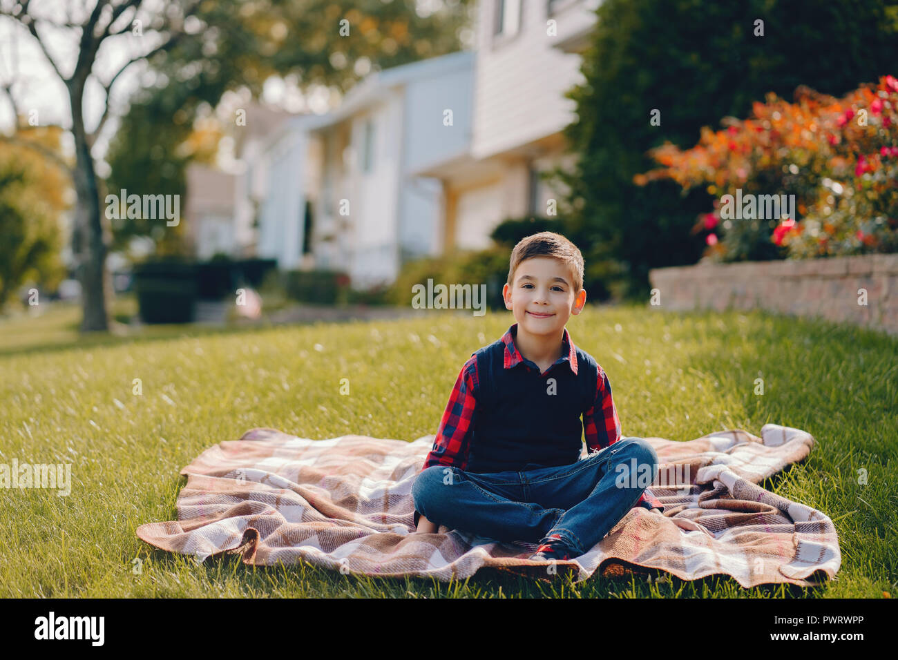 Little Boy in un parco di autunno Foto Stock