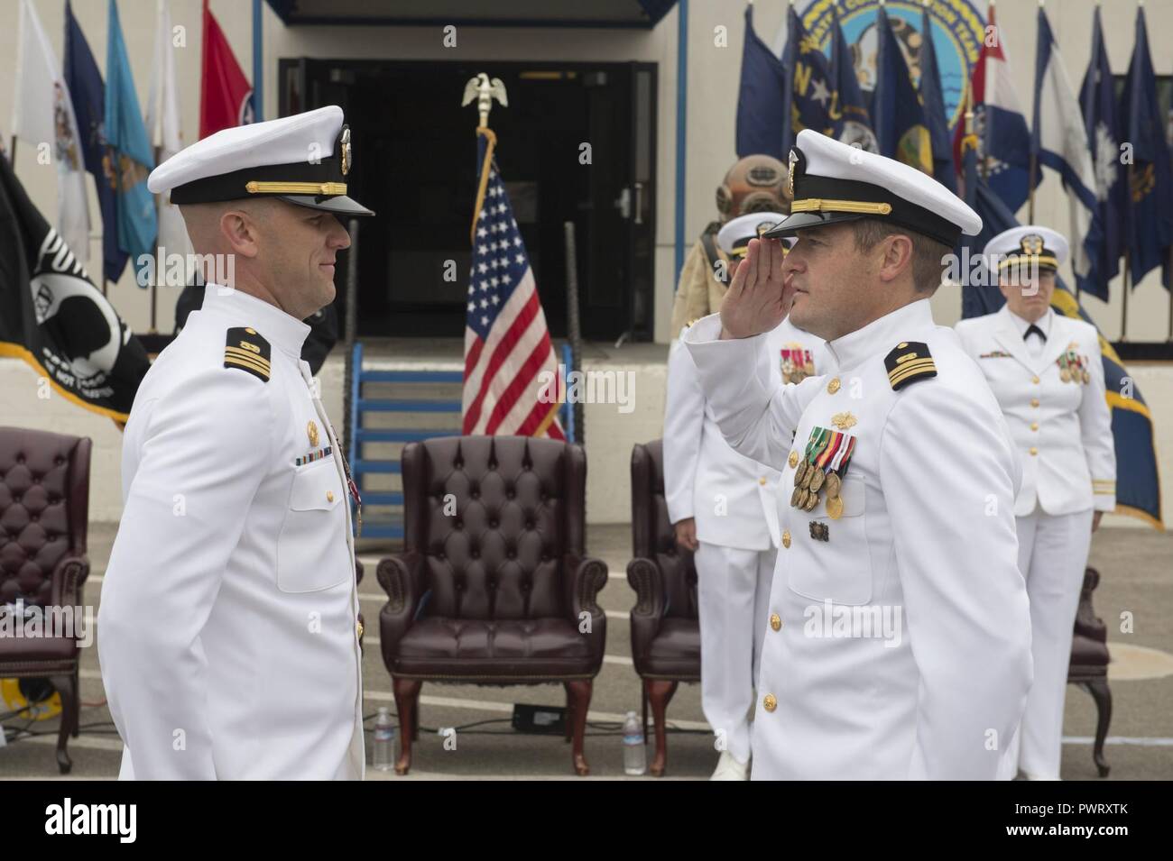 PORT HUENEME, California (22 giugno 2017) Lt. La Cmdr. Michael Dobling,destra, comandante della costruzione subacquea Team (UCT) 2, saluta Lt. La Cmdr. Justing Spinks dopo sollevando formalmente lui come comandante della squadra. UCT 2 fornisce la costruzione, ispezione, riparazione e manutenzione di waterfront e attrezzature subacquee a sostegno del Navy e Marine Corps operations. UCT Seabees hanno la capacità unica di eseguire poco profonda, in acque profonde e costruzione terrestre. ( Foto Stock