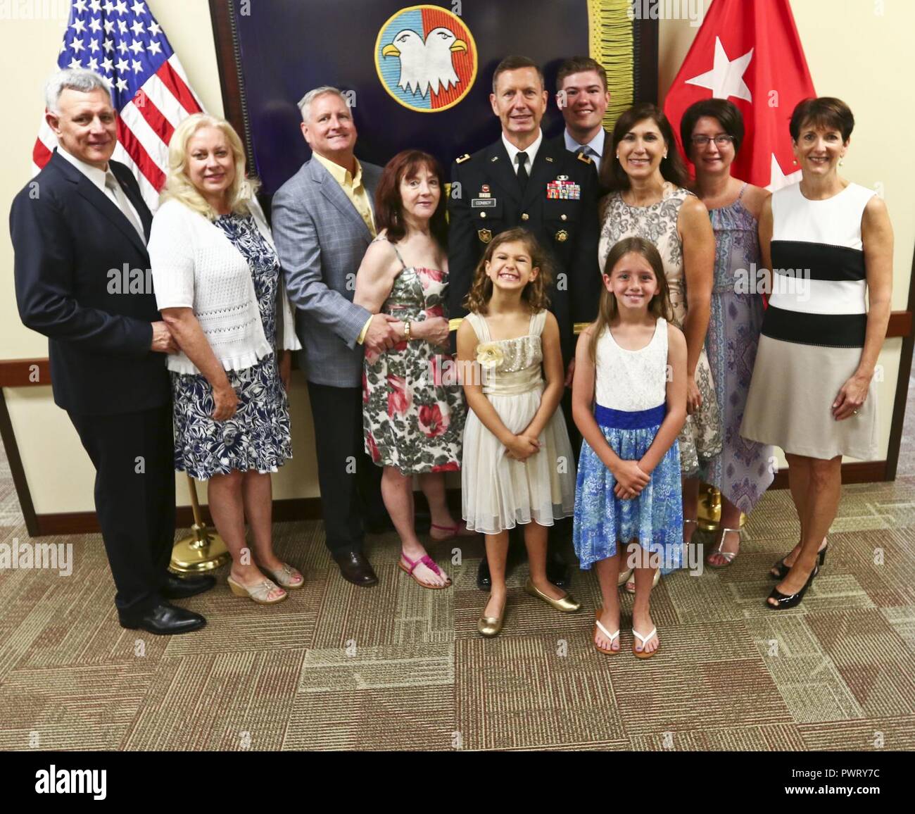 Stati Uniti La riserva di esercito il Mag. Gen. David Conboy sta con la sua famiglia e si ritirò Lt. Gen. John Johnson (estrema sinistra) e sua moglie prima di Conboy della cerimonia di pensionamento a Fort Bragg, NC, 23 giugno 2017. La cerimonia Conboy onorato per il suo impatto non solo per gli Stati Uniti La riserva di esercito, ma la nazione e i suoi alleati come bene. . Foto Stock