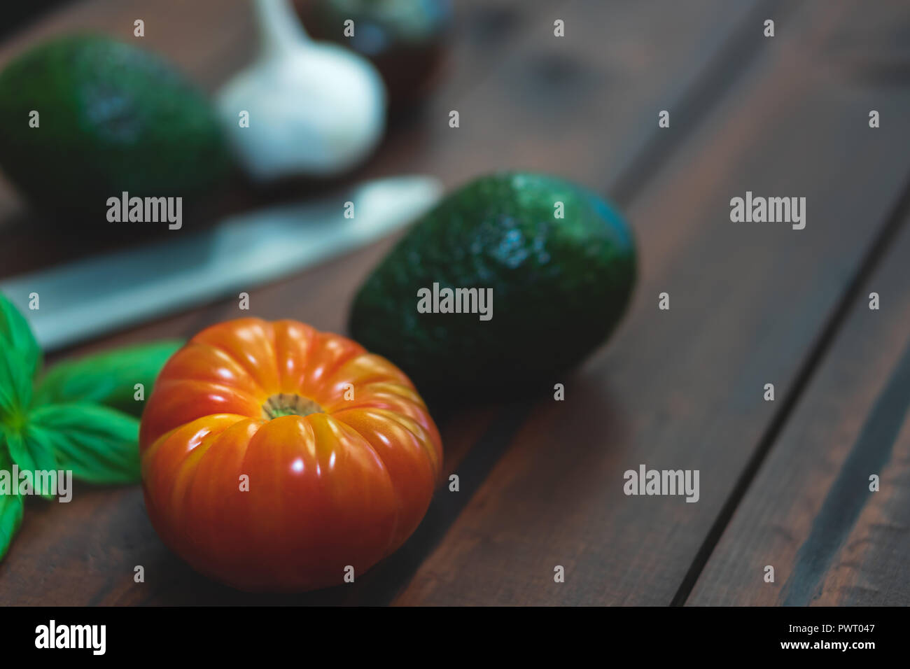 Un assortimento di verdure fresche su un tavolo marrone grande per farm-to-Tabella di messaggistica. Foto Stock