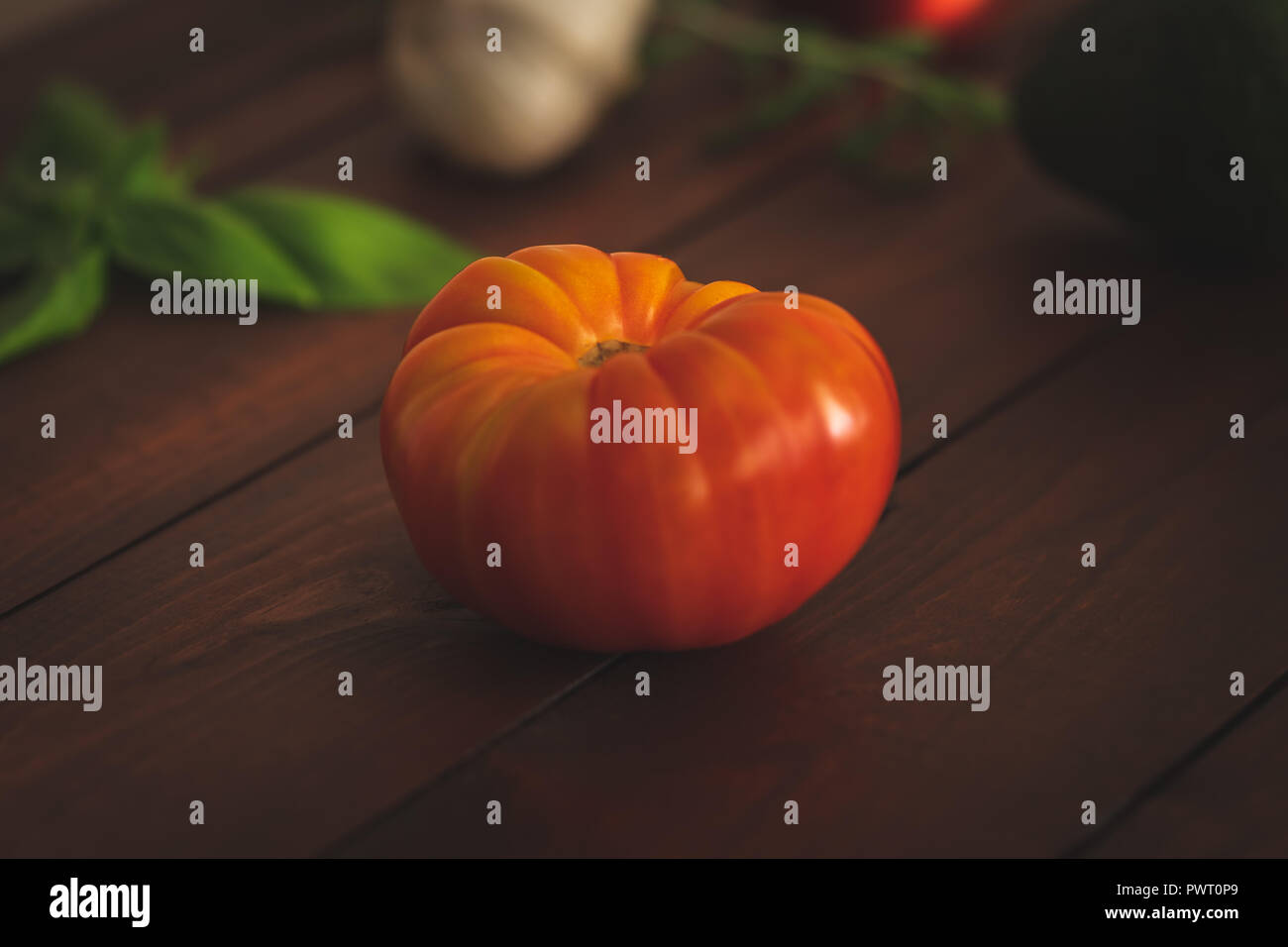 Un assortimento di verdure fresche su un tavolo marrone grande per farm-to-Tabella di messaggistica. Foto Stock