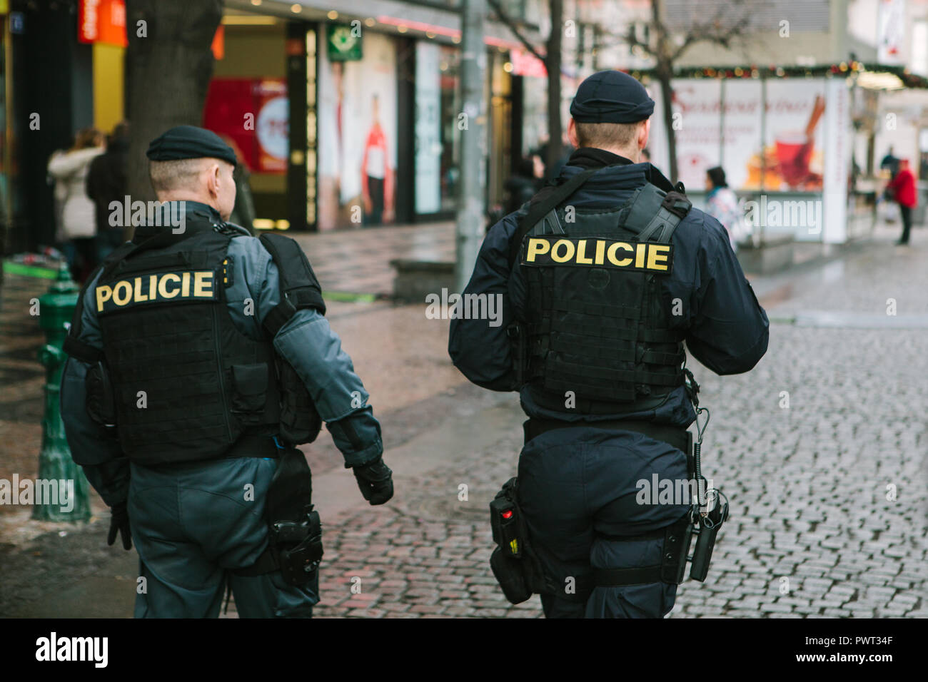 Praga, Dicembre 25, 2017: la polizia pattuglia le strade mentre festeggia il Natale. Protezione dei cittadini. Foto Stock