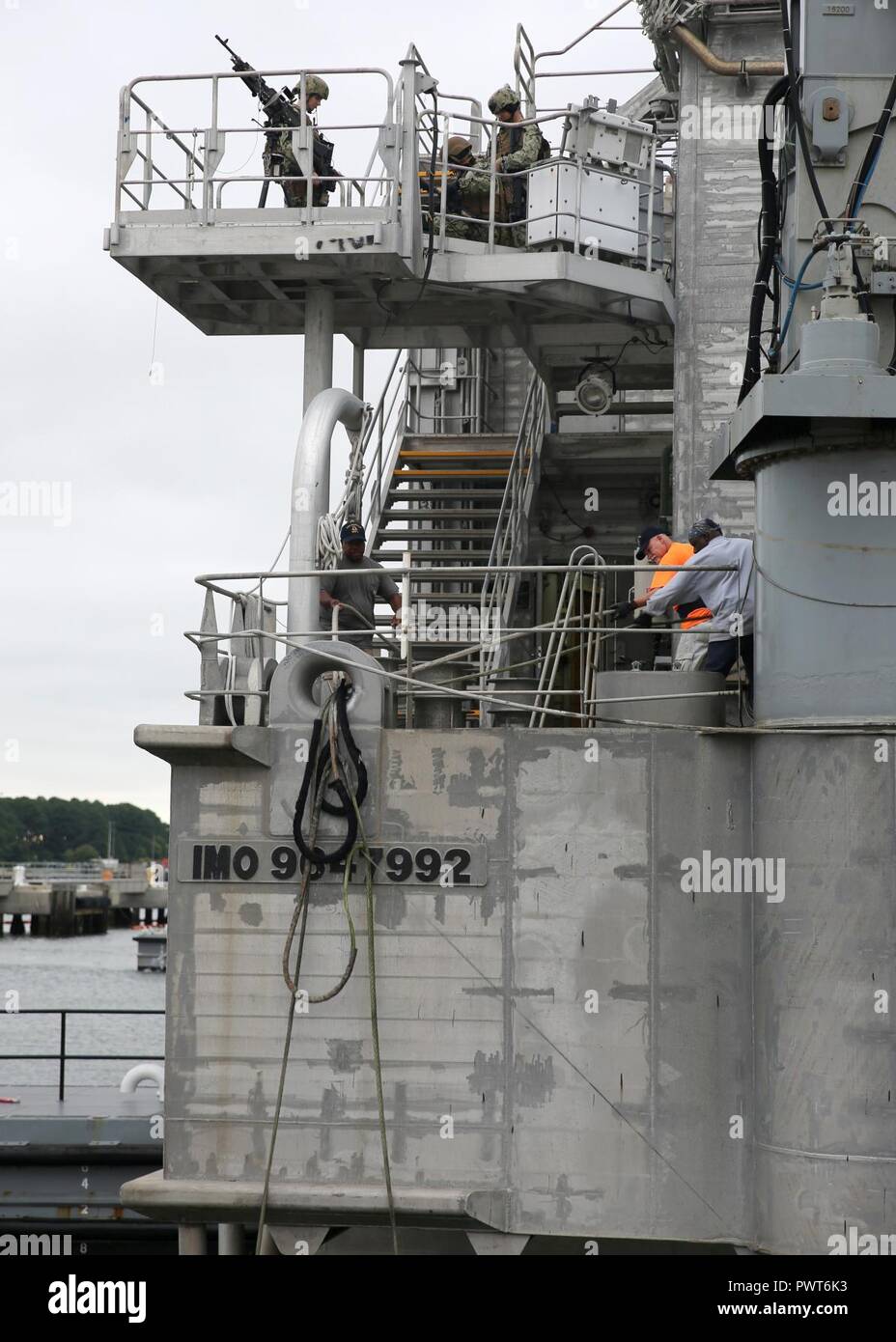 VIRGINIA BEACH, Va. (Luglio 1, 2017)--Servizio Civile Mariners attaccato al Sealift militare del comando expeditionary trasporto veloce nave USNS Spearhead (EPF 1) Tirare in linee di ormeggio come la nave parte comune Base Expeditionary poco Creek-Fort Story, 1 luglio. Punta di diamante ha preso il via per iniziare la sua distribuzione è il supporto del sud della stazione di partenariato 2017. Foto Stock