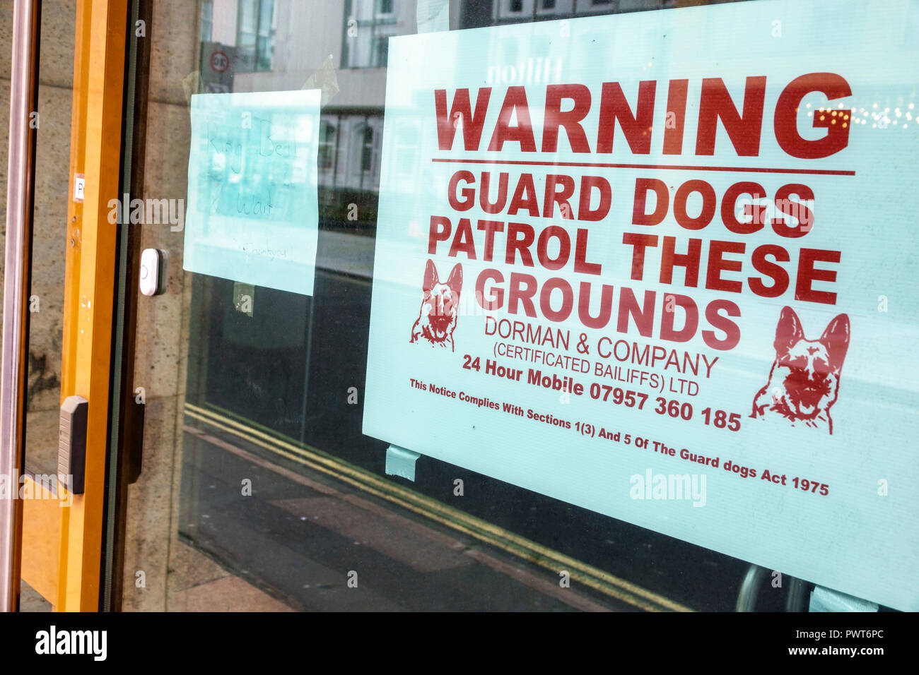 Londra Inghilterra,UK,Southwark,vetrina,cartello,avvertimento,pattuglia cani guardia di sicurezza,UK GB inglese Europa,UK180820130 Foto Stock