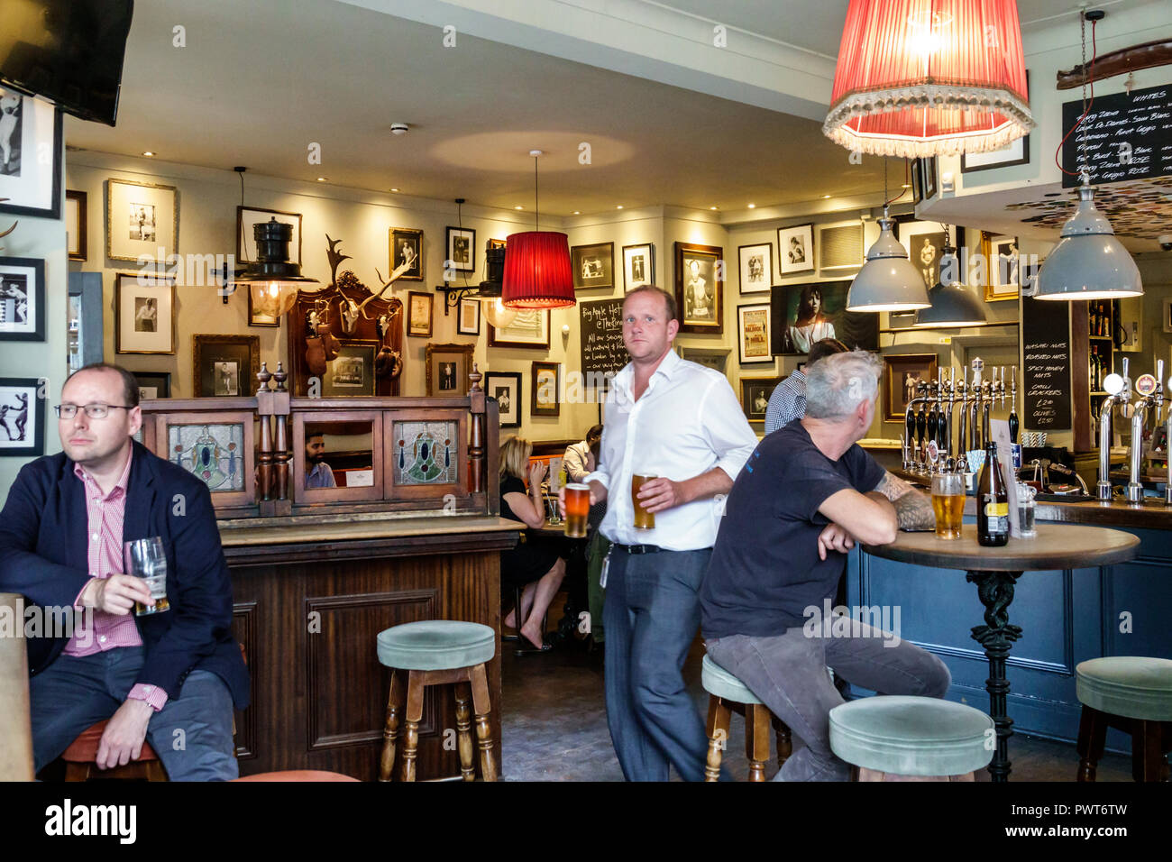 Londra Inghilterra,UK,Regno Unito Gran Bretagna,Southwark,Blackfriars Rd,The Ring,bar storici pub case pubbliche, interno, barstool, dr Foto Stock