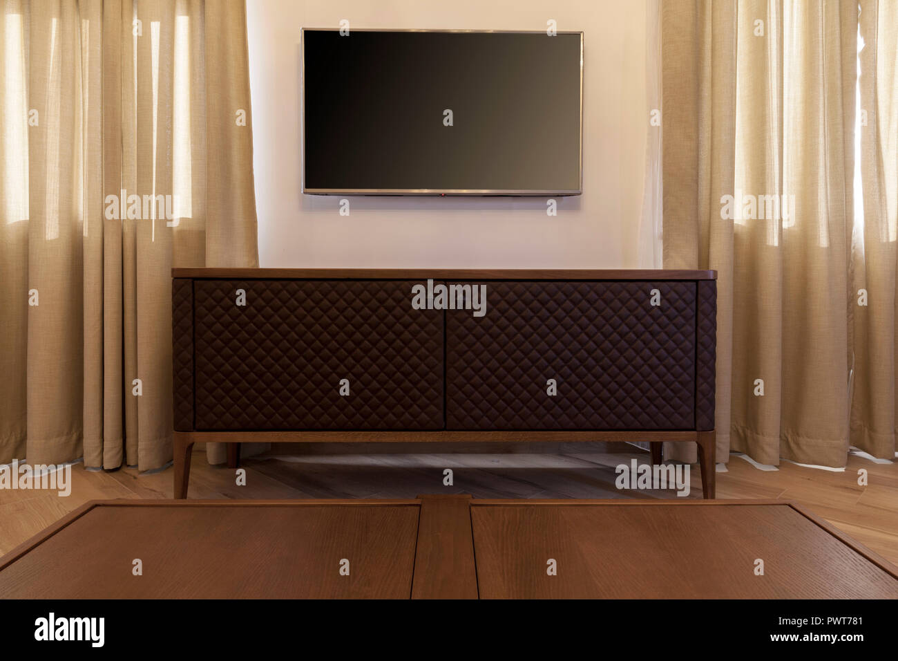 Soggiorno, tv sulla parete e tabella di caffè Foto Stock