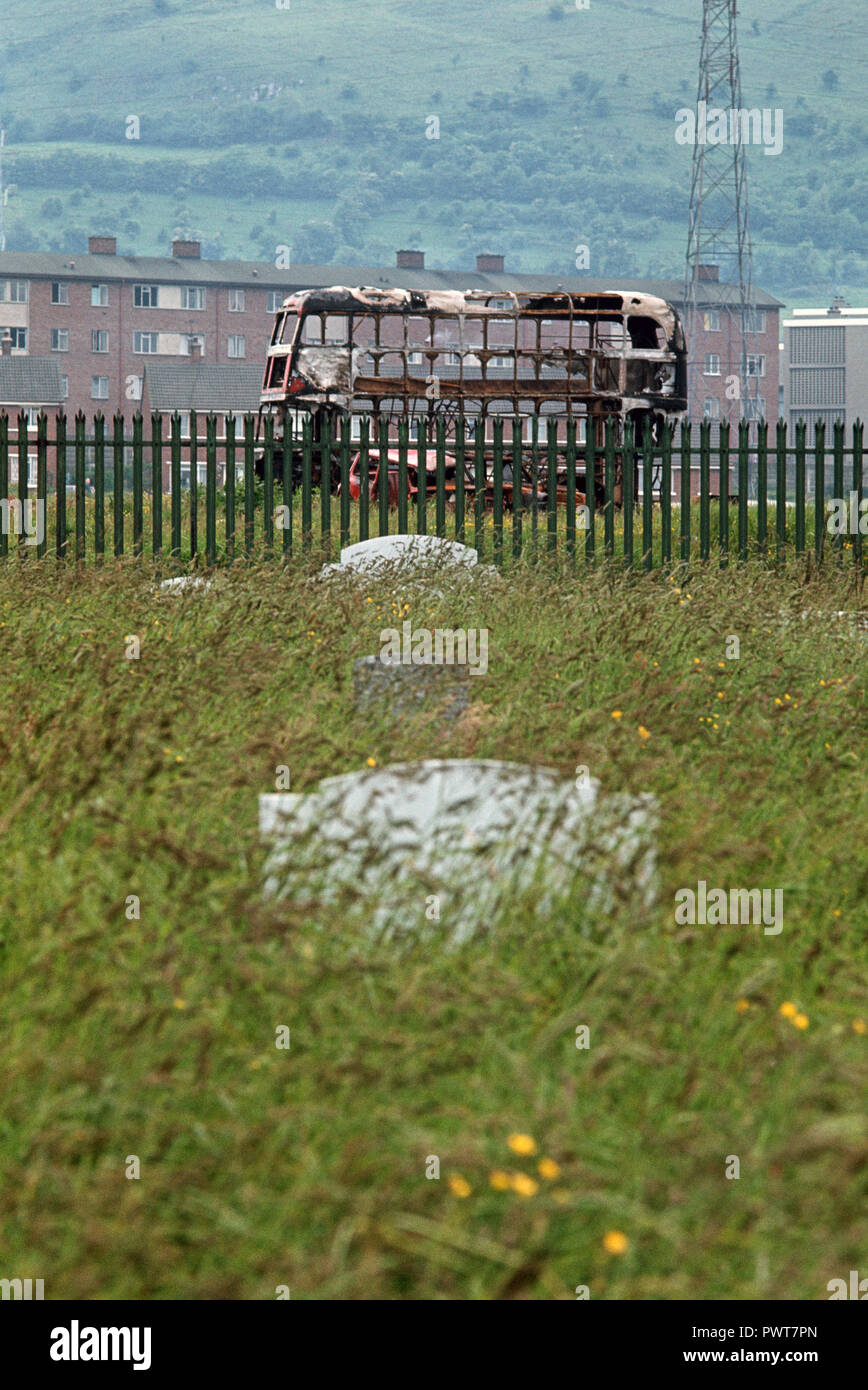 Cimitero e terreno di discarica a Ballymurphy principalmente proprietà nazionalista per i veicoli e gli autobus bruciati dirottati, Belfast ovest, Irlanda del Nord, durante i problemi, anni 70 Foto Stock