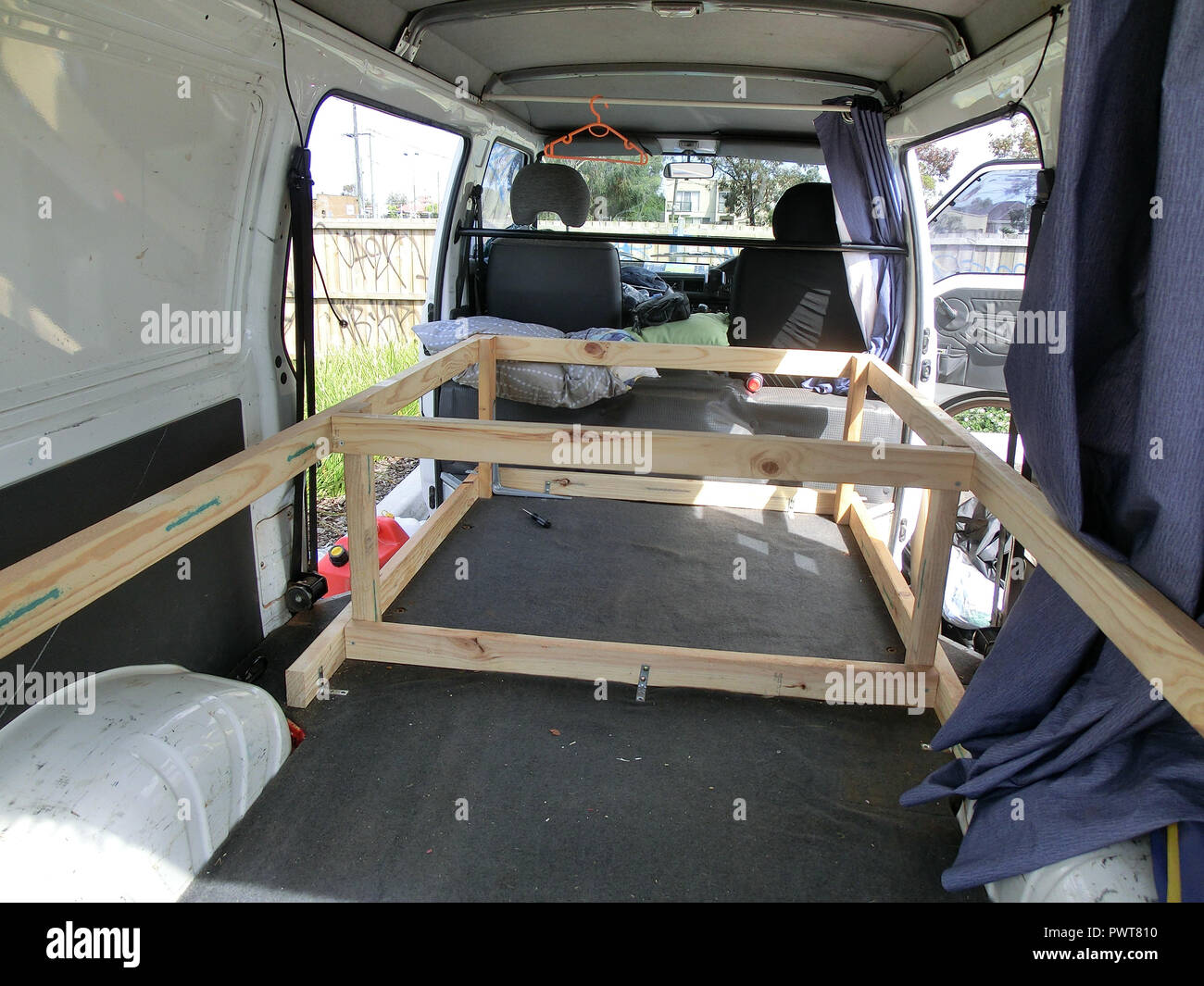 Costruzione di un letto-frame in un camper Foto stock - Alamy