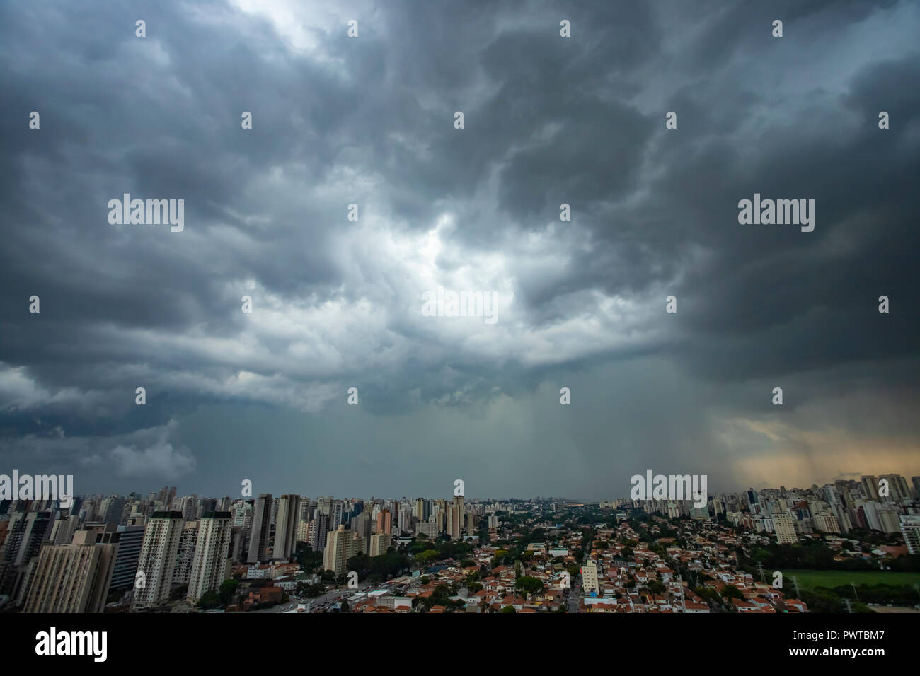 Il grattacielo sullo sfondo della nuvola di pioggia. Piove molto forte in città. Foto Stock