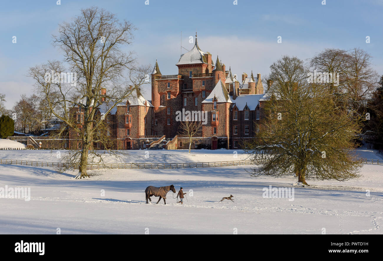 La Scozia , Meteo , Notizie Heavy la caduta di neve è stata registrata in Scozia e anche nel Regno Unito per tutta la notte. Le immagini mostrano la scena invernale a Thirlestane Castello Foto Stock