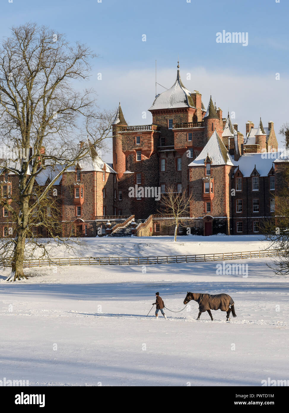 La Scozia , Meteo , Notizie Heavy la caduta di neve è stata registrata in Scozia e anche nel Regno Unito per tutta la notte. Le immagini mostrano la scena invernale a Thirlestane Castello Foto Stock