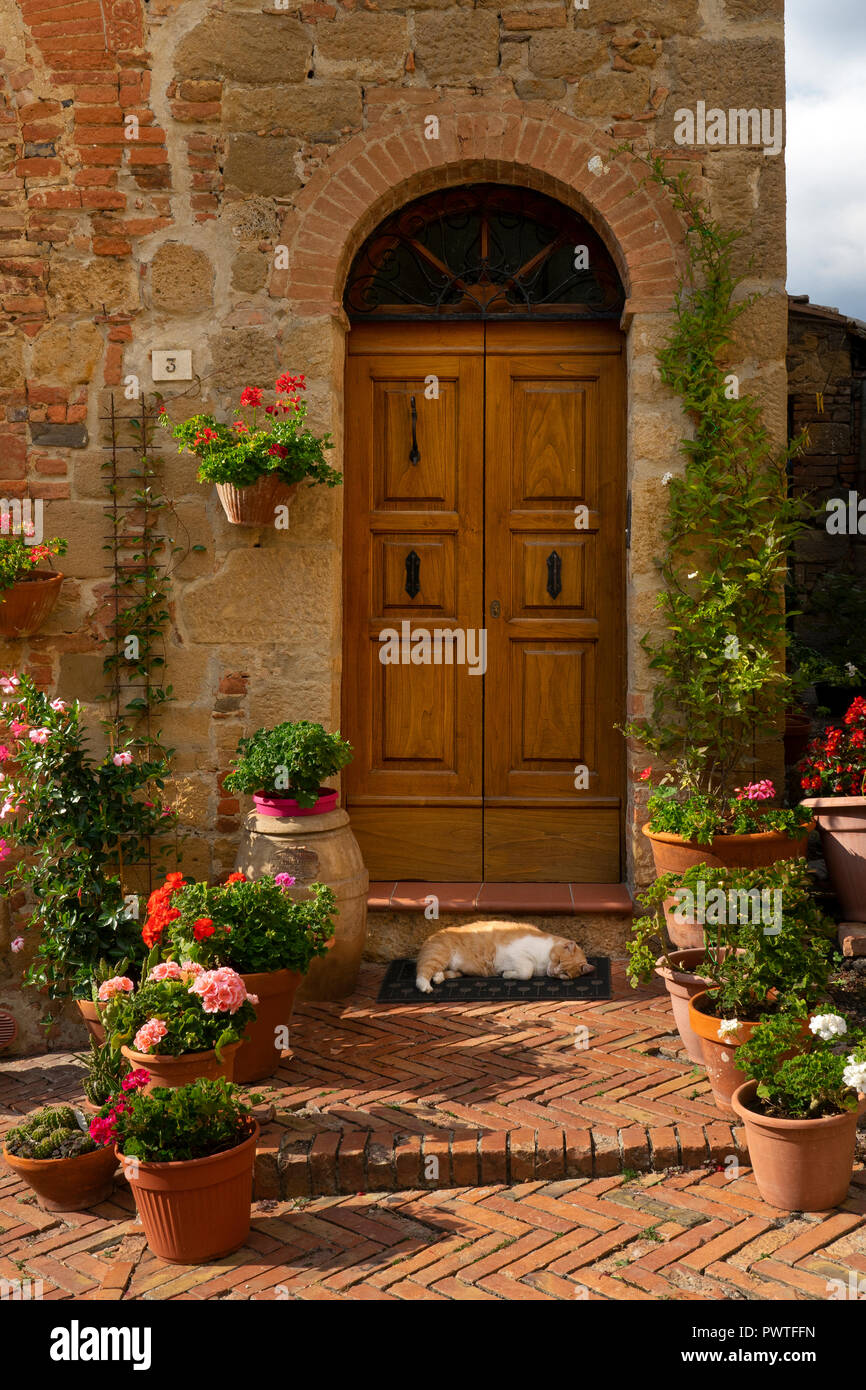 Borgo Di Monticchiello In Toscana L Italia L Europa Foto Stock Alamy
