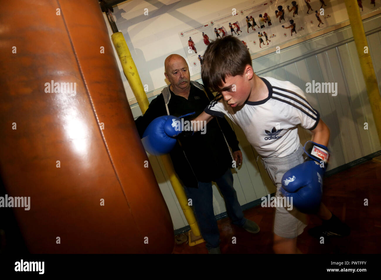 Viste generali del boxer giovani e vecchi della formazione e del lavoro fuori a Bognor Regis Boxing Club, West Sussex, Regno Unito. Foto Stock