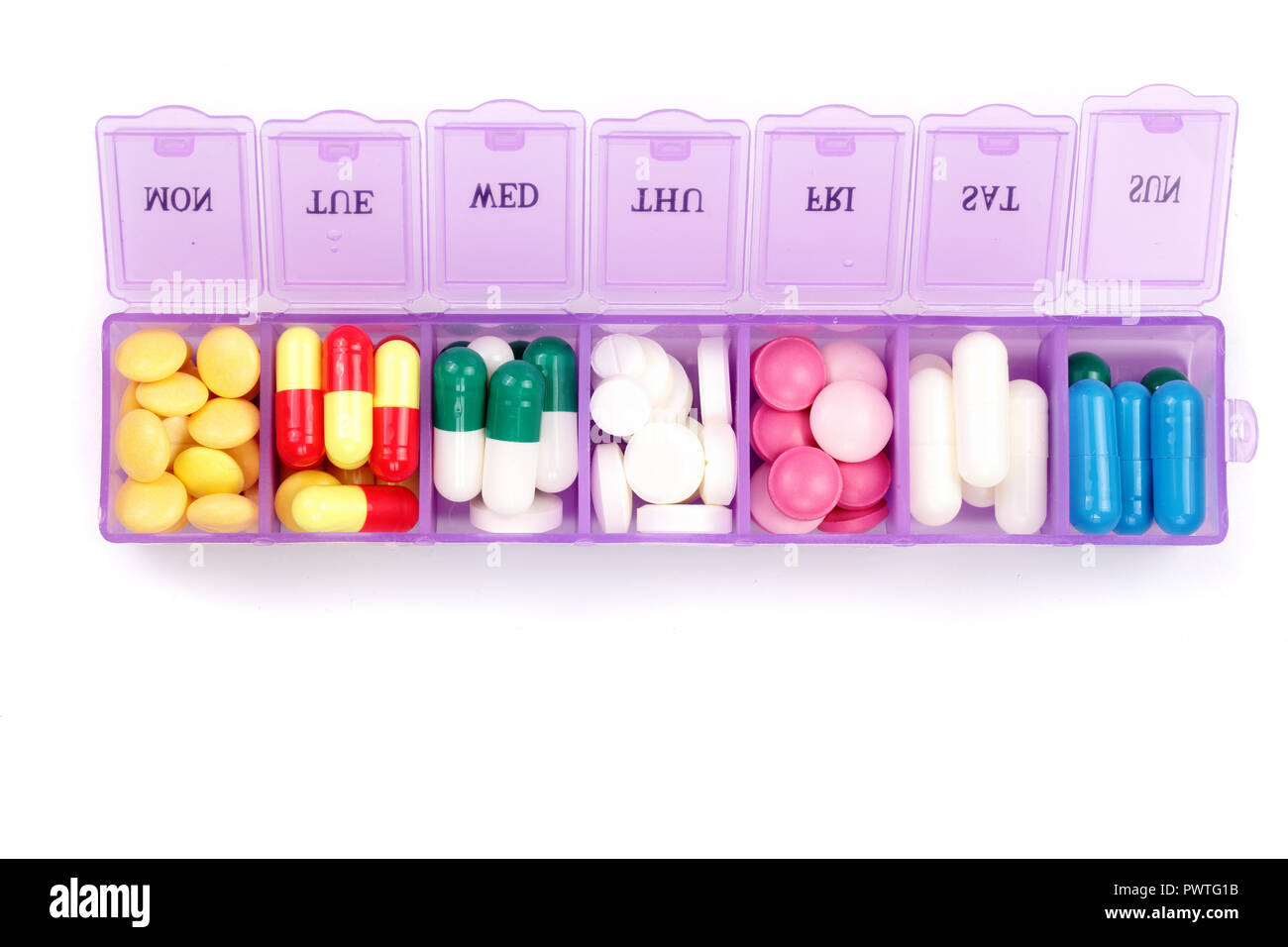 Ogni giorno porta pillole con medici pillole isolati su sfondo