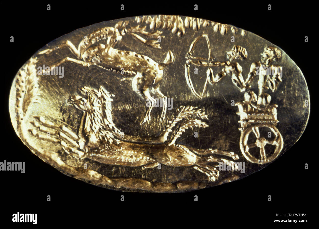 Timbro raffigurante un cervo hunting scene da un carrello. Oro. Tomba IV. Cerchio A. XVI secolo A.C. Tombe reali di Micene. Museo Archeologico Nazionale. Atene, Grecia. Foto Stock