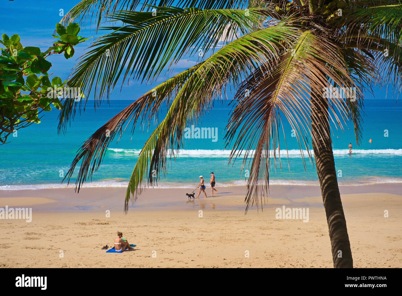 Scenic Nai Harn Beach, Phuket, Thailandia, uno dei più rilassati spiagge dell'isola turistica di Phuket Foto Stock