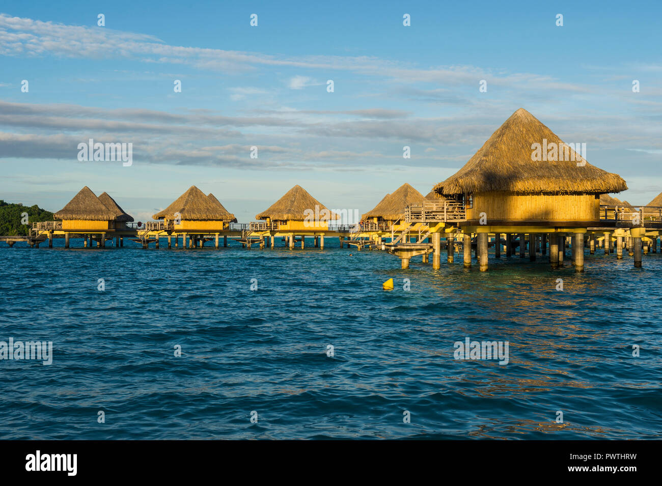 Bungalow Overwater su palafitte in hotel di lusso, Bora Bora, Französisch-Polynesien Foto Stock