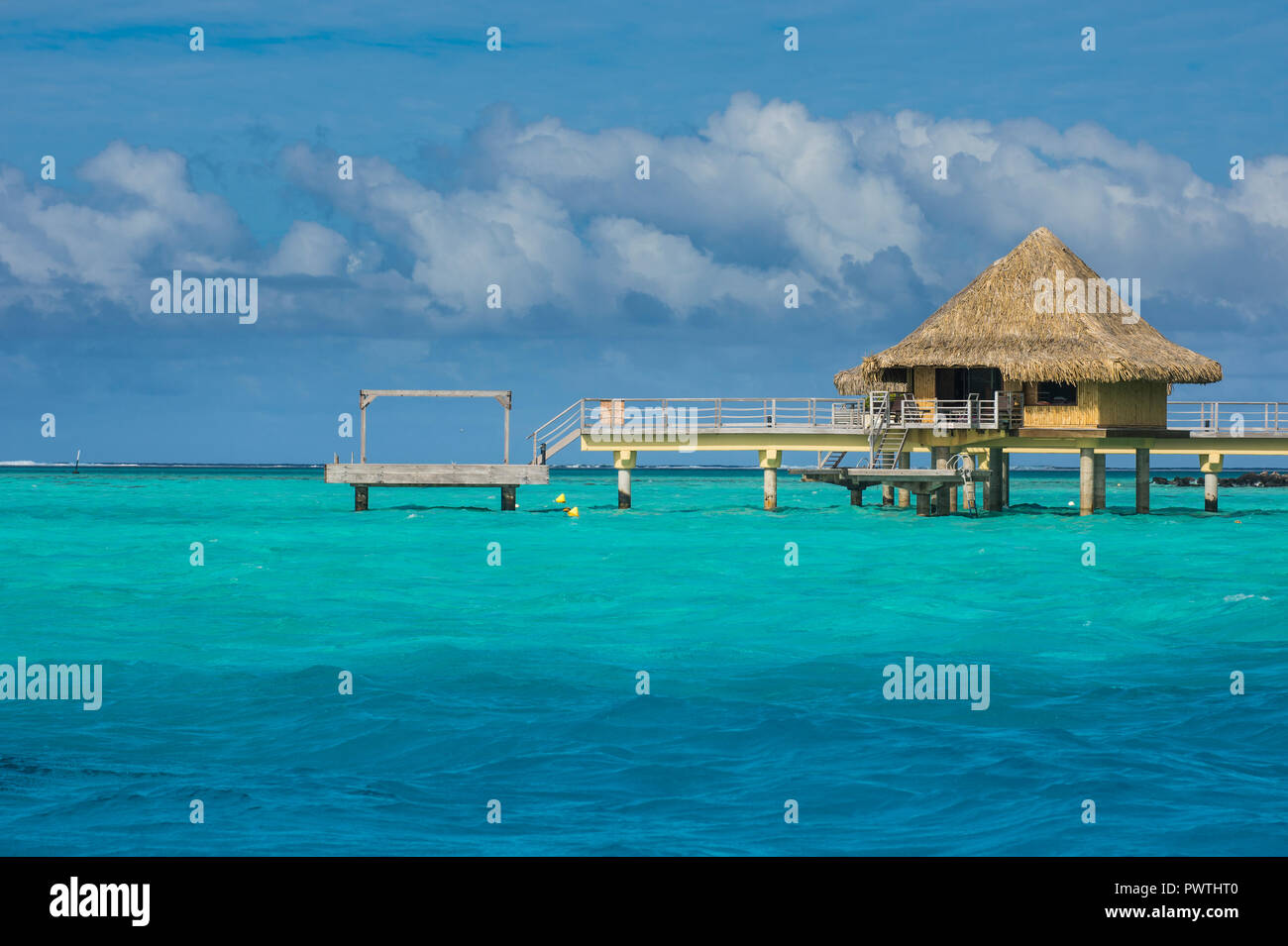 Bungalow Overwater su palafitte in hotel di lusso, Bora Bora, Französisch-Polynesien Foto Stock