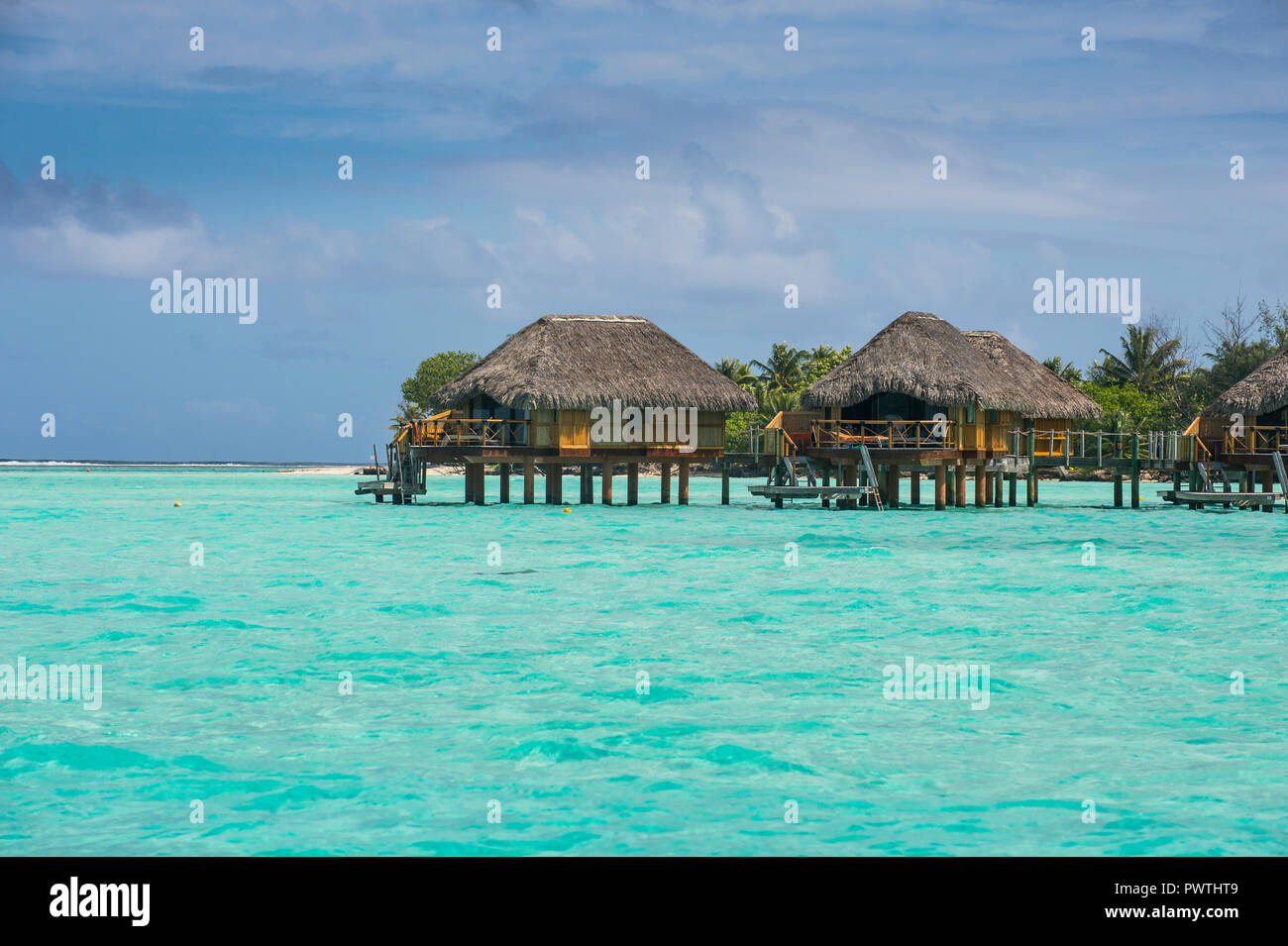 Bungalow Overwater su palafitte in hotel di lusso, Bora Bora, Französisch-Polynesien Foto Stock