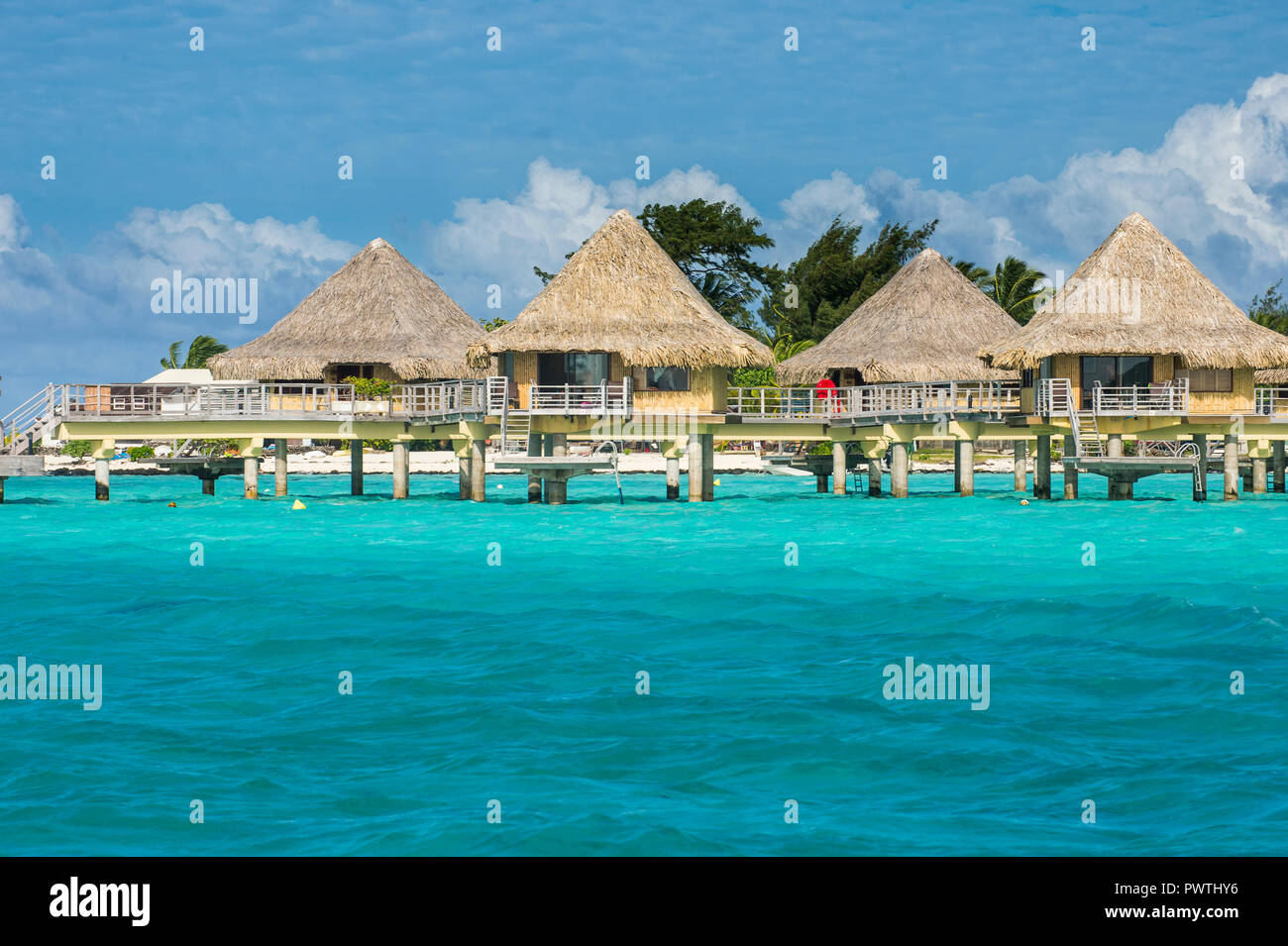 Bungalow Overwater su palafitte in hotel di lusso, Bora Bora, Französisch-Polynesien Foto Stock