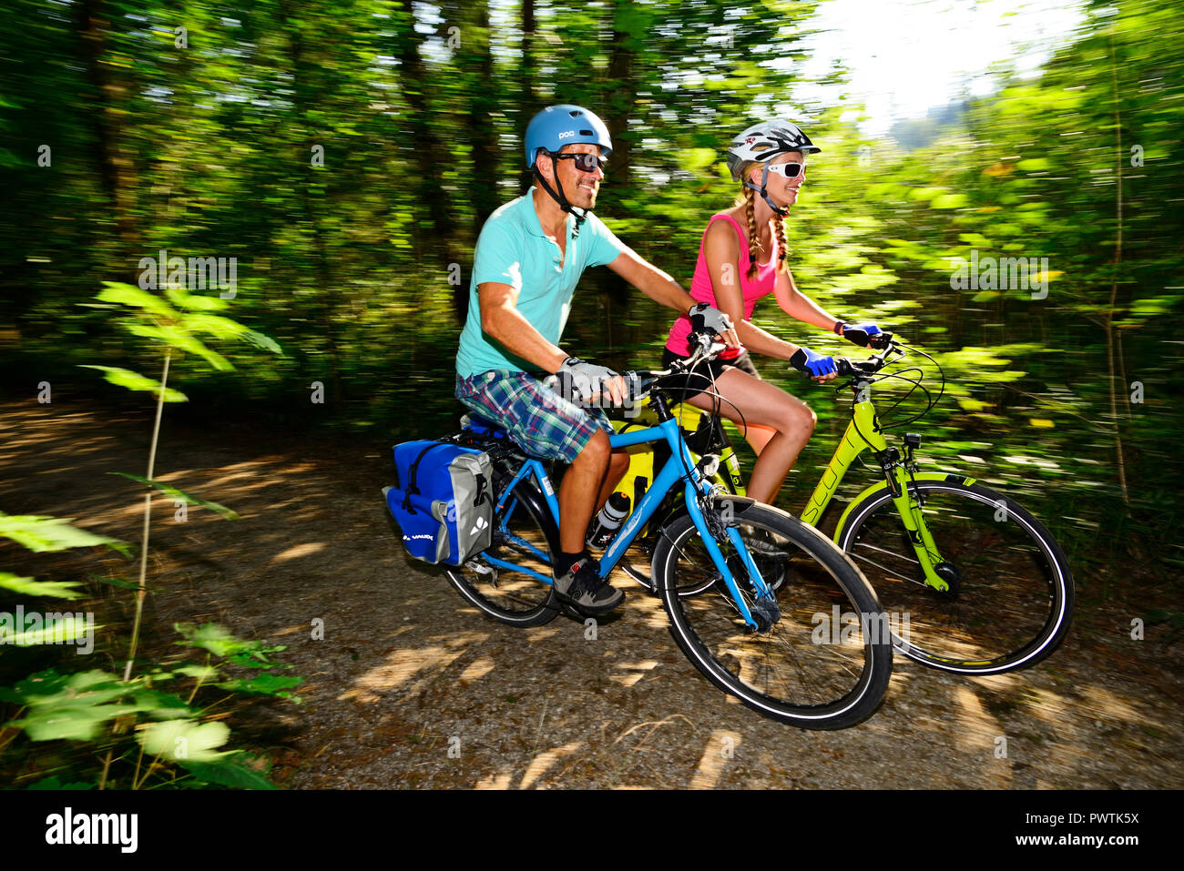 Due ciclisti sulla Via Julia percorso ciclabile a lago Kautsee, Eggstätter Seenplatte, Chiemgau, Alta Baviera, Germania Foto Stock