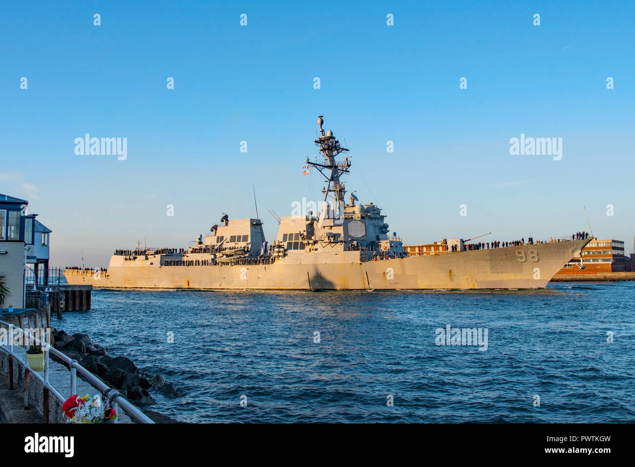 La Marina degli Stati Uniti 'Arleigh Burke' class destroyer USS Forrest Sherman (DDG 98) fa sì che una mattina presto arrivo a Portsmouth, Regno Unito del 18/10/18. Foto Stock