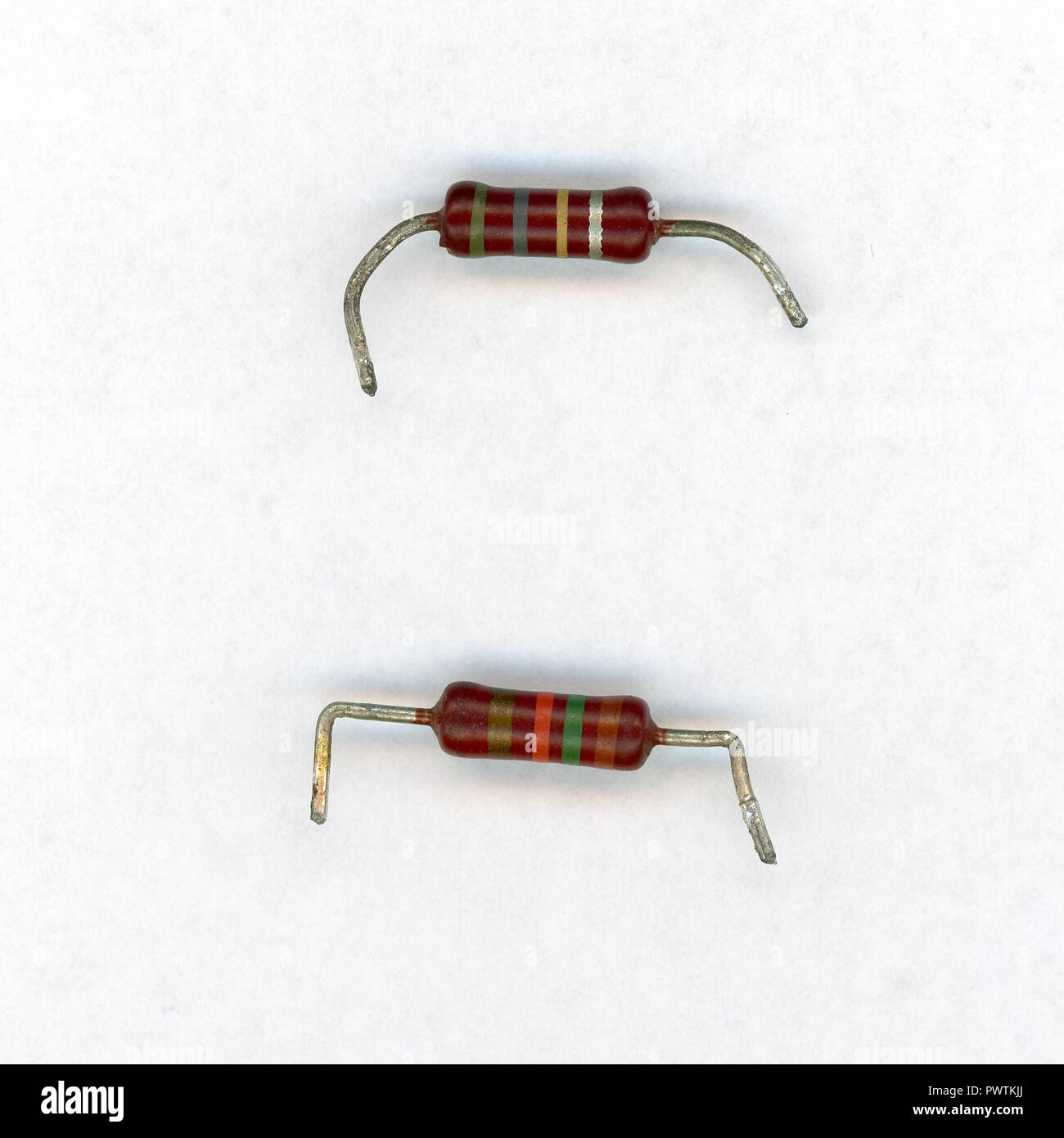 La resistenza passiva a due terminali del componente elettrico per la resistenza elettrica per ridurre il flusso di corrente e di abbassare il livello di tensione nel circuito Foto Stock