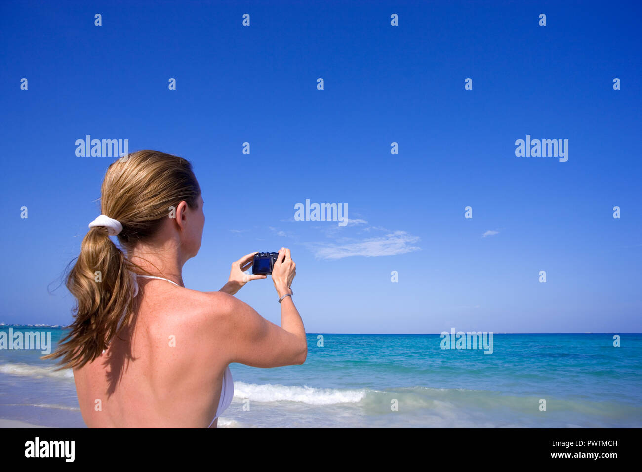 Donna sulla spiaggia in bikini Bikini. Foto Stock