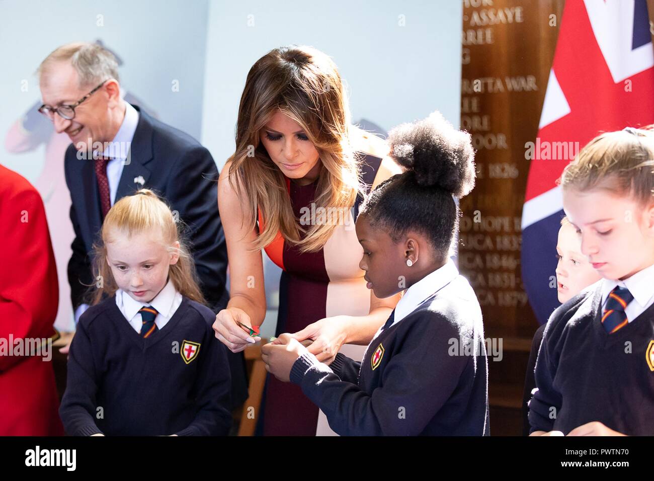 U.S prima signora Melania Trump e Filippo maggio, marito di Primo Ministro britannico Theresa Maggio, chattare con i giovani della scuola i bambini durante una visita al Royal Hospital Chelsea Luglio 13, 2018 a Londra, Regno Unito. Foto Stock