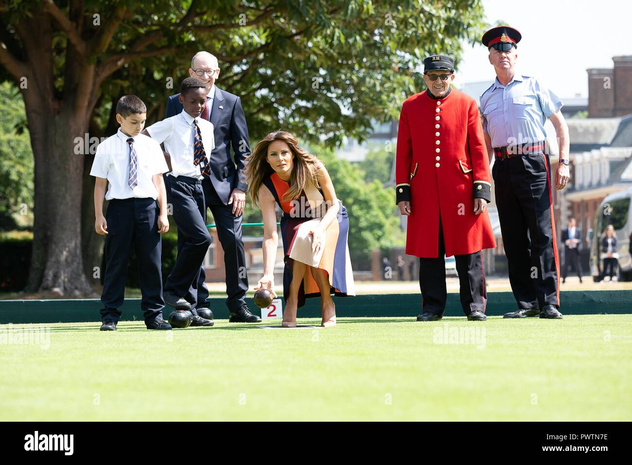 U.S prima signora Melania Trump e Filippo maggio, marito di Primo Ministro britannico Theresa Maggio, provare la loro mano a bocce durante una visita al Royal Hospital Chelsea Luglio 13, 2018 a Londra, Regno Unito. Foto Stock