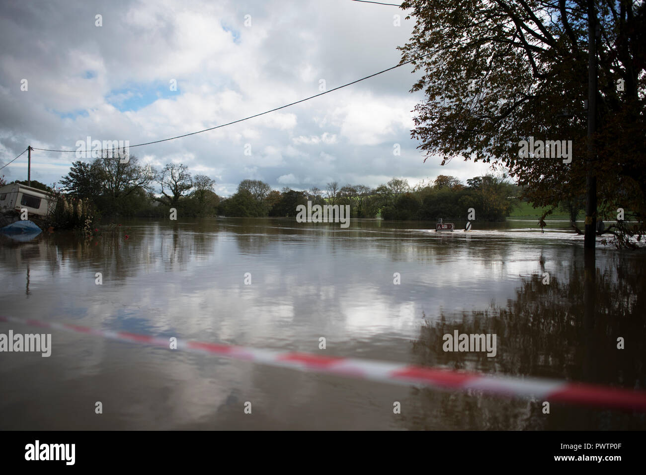 Vista sopra il sommerso Llechryd bridge, come tempesta Callum hits Galles e livelli di acqua sono a registrare l'altezza. Harriet Baggley : Ottobre 2018 Foto Stock