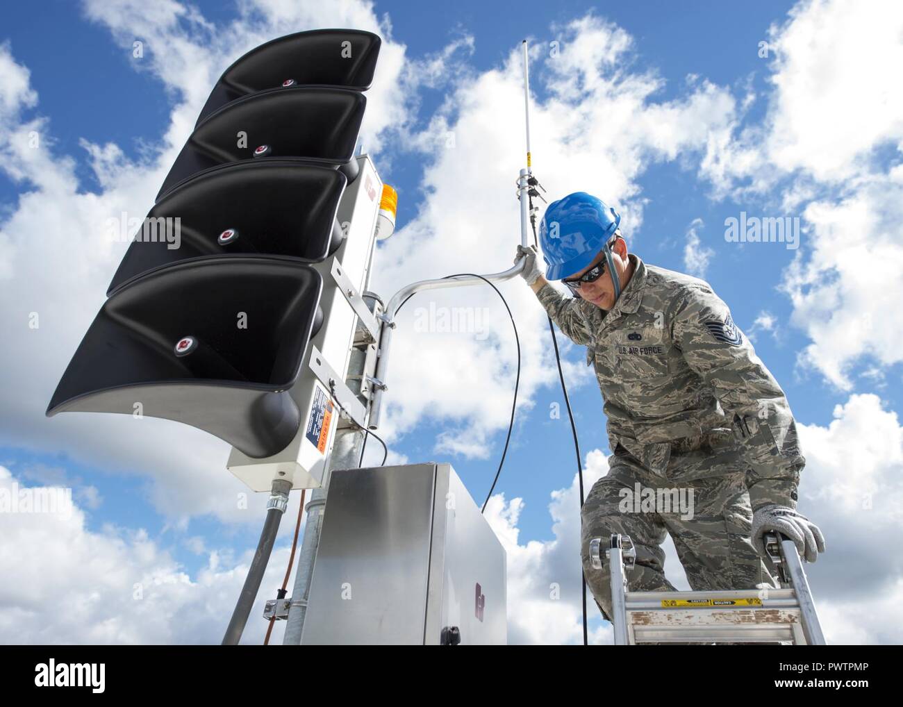 Stati Uniti Air Force aviatori dal 210th Progettazione Installazione Squadron aggiungere una antenna ad un nuovo gigante stack vocale che si trova sul tetto del piccolo Air Terminal con la 133Airlift Wing in St. Paul, Minn., 19 giugno 2017. Una volta completato, il sistema fornirà migliorati di emergenza le funzionalità di notifica alla linea di volo e il personale di manutenzione mentre i motori degli aeromobili sono in esecuzione. Lampeggianti si accendono a sulla parte superiore della pila come aggiunta di visual durning avvisi. Foto Stock