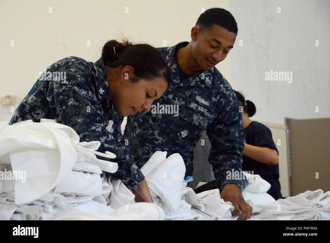 YOKOSUKA, Giappone (20 giugno 2017) velisti assegnati alle visite-missile destroyer USS Fitzgerald pick up sostituzione elementi uniforme alla donazione del centro di distribuzione situato nel Hawk's Nest Training Center Gym. La Hawk's Nest Training Center viene utilizzato come una donazione centro di distribuzione dove sono volontari che distribuivano abbigliamento, scarpe e uniforme di oggetti che sono stati donati dalla comunità per il Fitzgerald marinai. ( Foto Stock