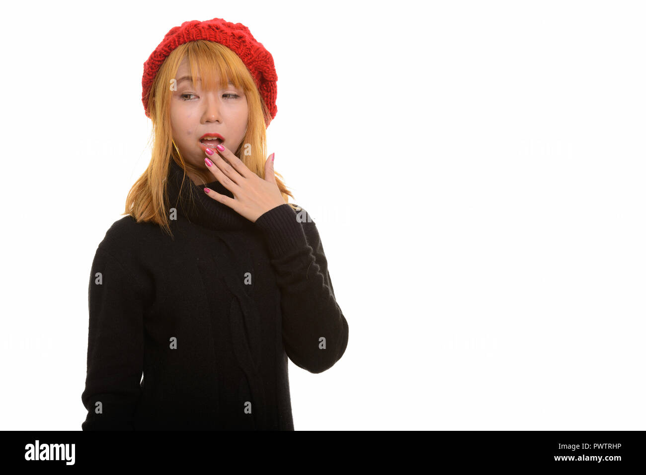 Giovani carino donna asiatica che copre la bocca guardando scioccato Foto Stock