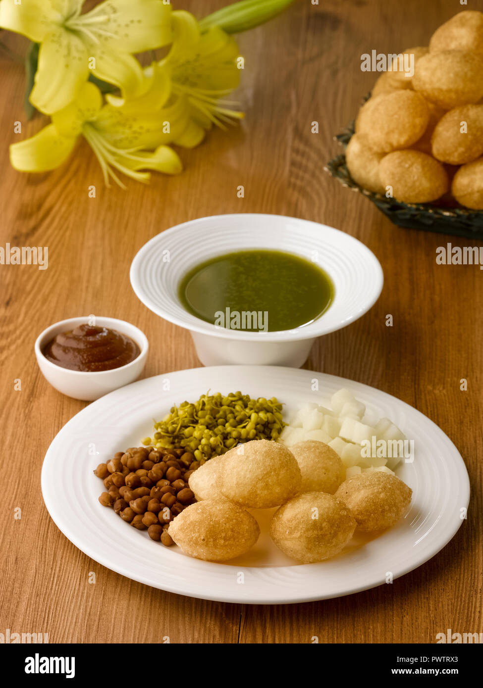 PANI PURI, fritte palline fatte dal grano servita con con RED CHANNA, GREEN GRAM, patata, data chutney, acqua di menta Foto Stock