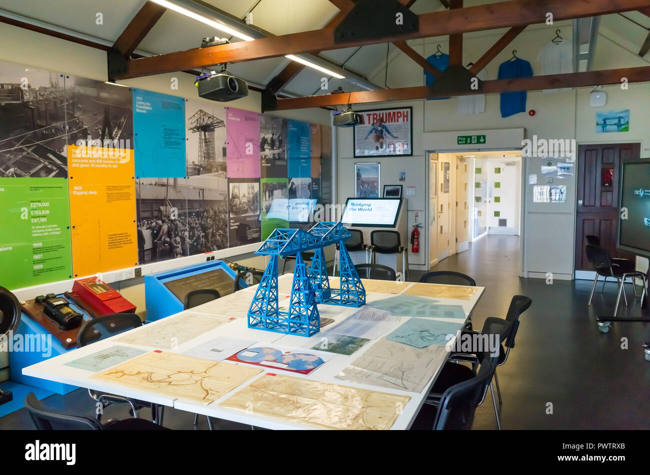 Middlesbrough Transporter Bridge Visitor Center interno con disegni grafici e fotografie che descrive in dettaglio i modelli di progettazione e costruzione del ponte Foto Stock