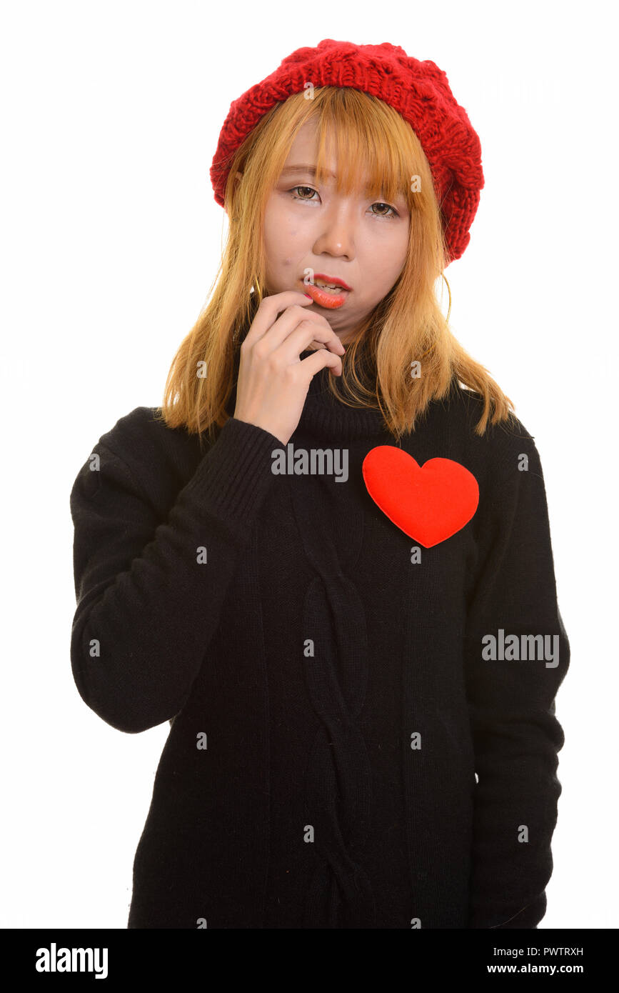 Giovani carino donna asiatica con cuore rosso sul petto Foto Stock