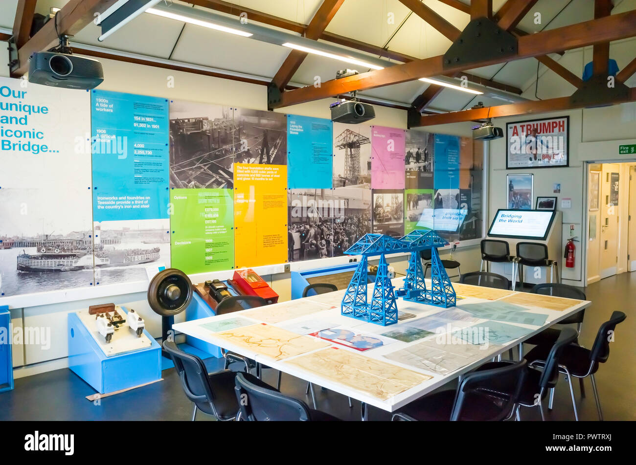 Middlesbrough Transporter Bridge Visitor Center interno con disegni grafici e fotografie che descrive in dettaglio i modelli di progettazione e costruzione del ponte Foto Stock