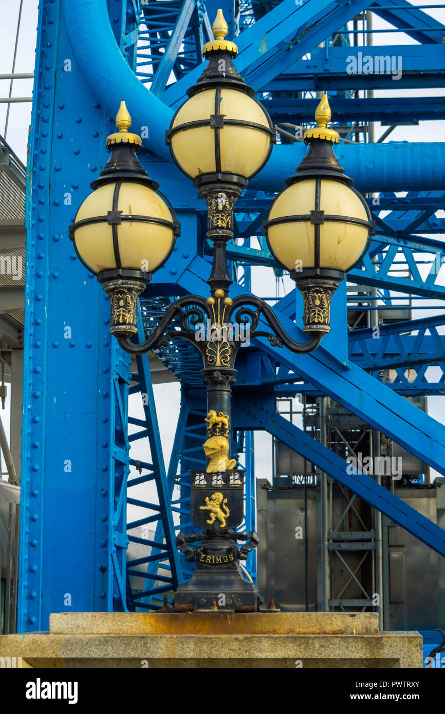 Middlesbrough Transporter Bridge edoardiano originale luci decorative all'entrata sud del ponte Foto Stock