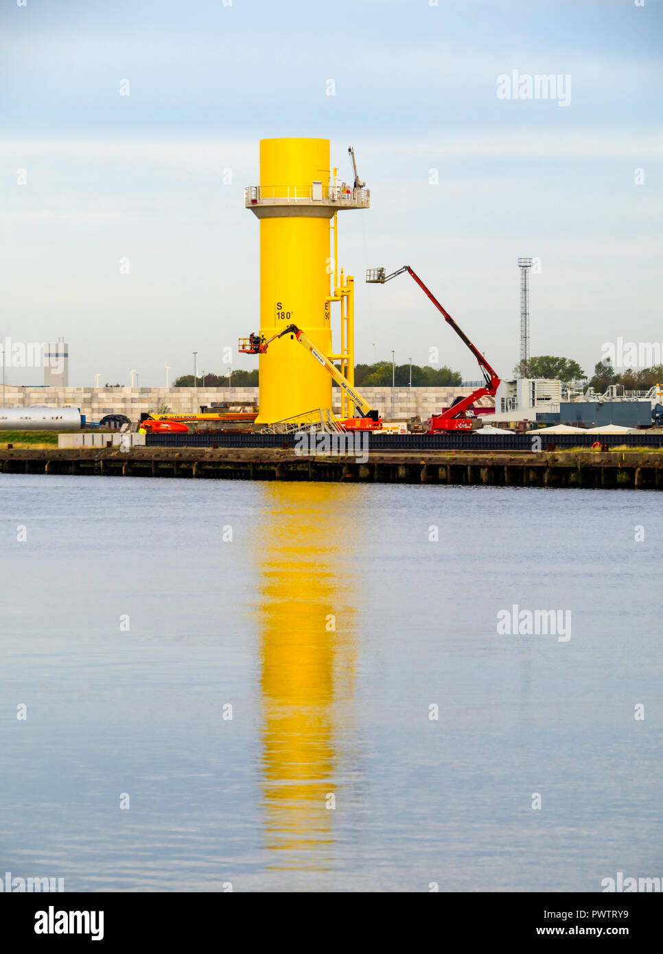 La pittura di centrali eoliche offshore pezzo di transizione sulla banchina a Wilton gruppo cantiere di fabbricazione a Port Clarence sul Fiume Tees Foto Stock