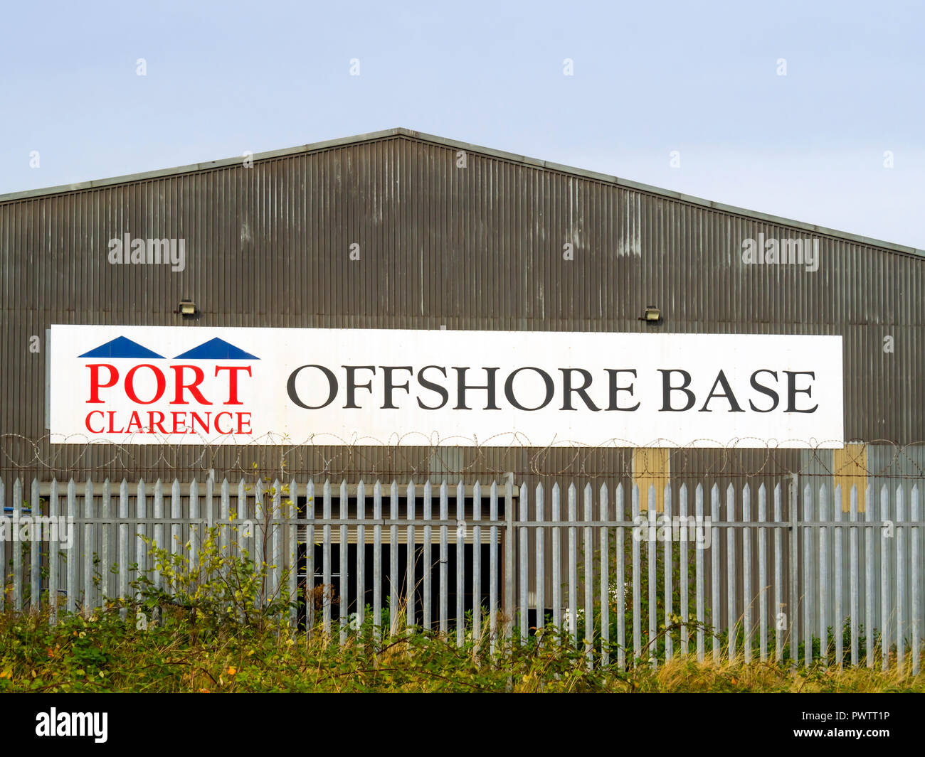 Segno per Port Clarence Offshore sulla base di un edificio industriale sulla sponda nord del Fiume Tees Foto Stock