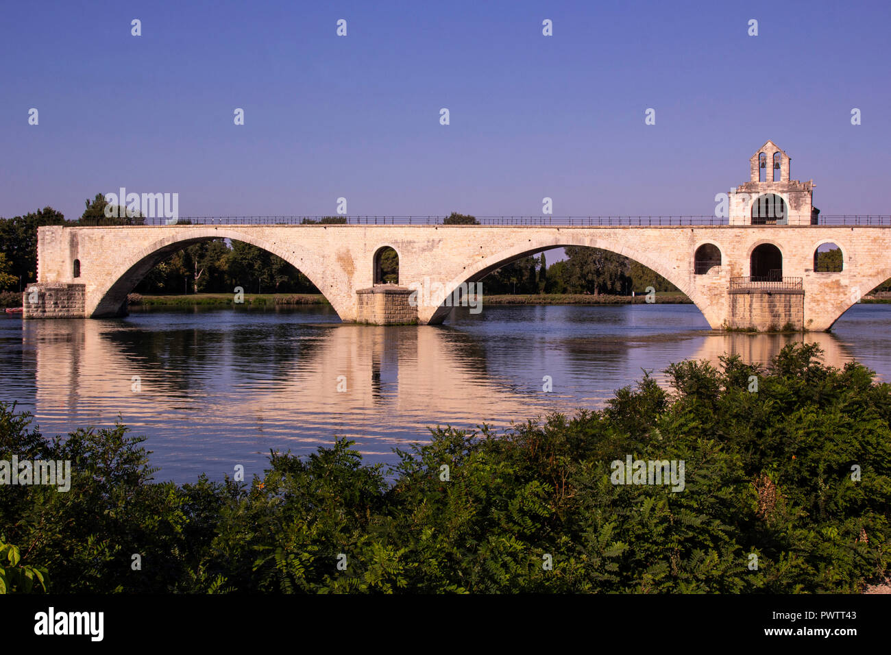 Il Pont d'Avignon - Secondo la leggenda il ponte Pont Saint Benezet fu costruito da Benezet un pastore che sentire voci dicendogli di costruire un br Foto Stock